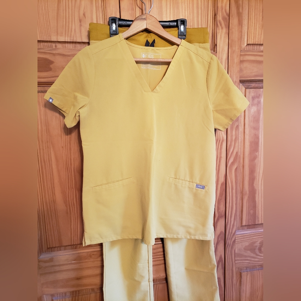 Light Gold Figs Scrub Set